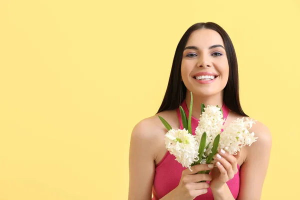 Vacker Ung Kvinna Med Hyacint Blommor Färg Bakgrund — Stockfoto