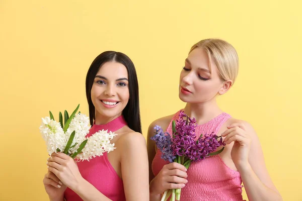 Vackra Unga Kvinnor Med Hyacint Blommor Färg Bakgrund — Stockfoto