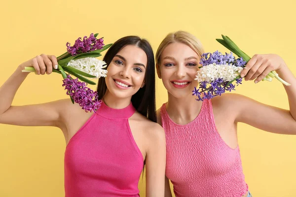 Schöne Junge Frauen Mit Hyazinthenblüten Auf Farbigem Hintergrund — Stockfoto