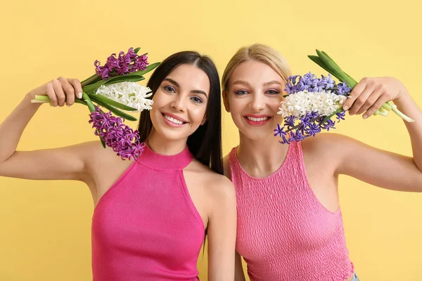 Belle Giovani Donne Con Fiori Giacinto Sfondo Colori — Foto Stock