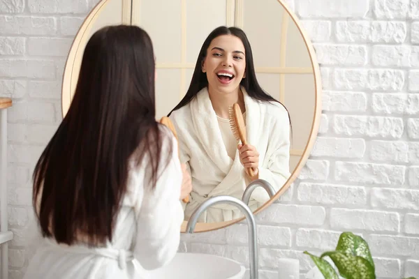 Beautiful Young Woman Singing Brushing Hair Bathroom — Foto de Stock