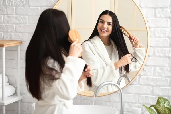 Belle Jeune Femme Brossant Les Cheveux Dans Salle Bain — Photo