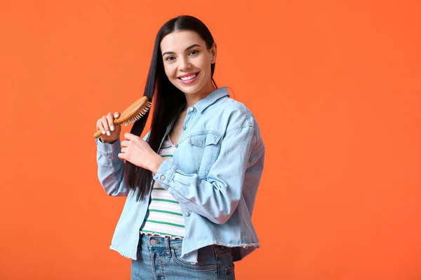 Mulher Bonita Com Escova Cabelo Fundo Cor — Fotografia de Stock