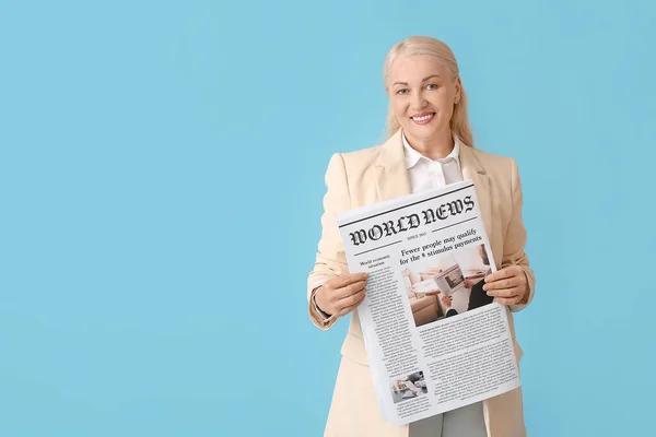 Mujer Madura Con Periódico Sobre Fondo Color — Foto de Stock