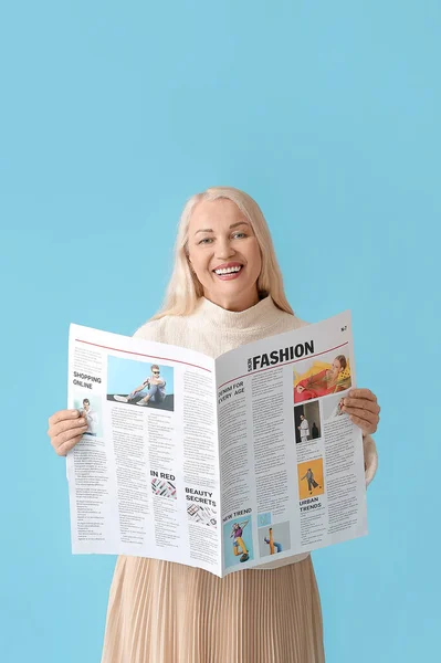 Mujer Madura Con Periódico Sobre Fondo Color — Foto de Stock