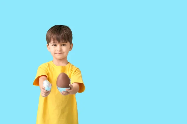 Ragazzino Carino Con Uova Pasqua Cioccolato Sfondo Colore — Foto Stock