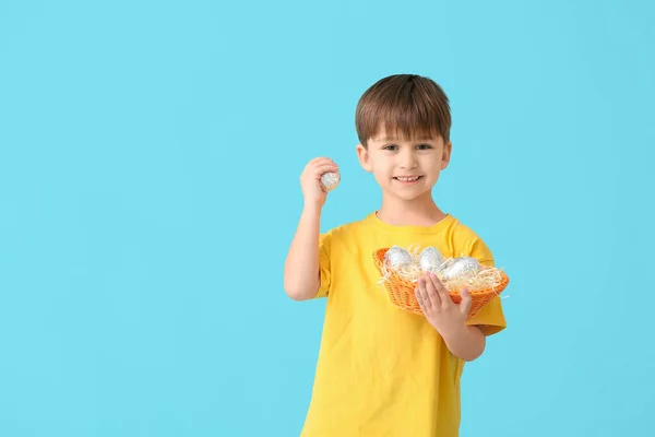 Schattig Jongetje Met Mandje Chocolade Paaseieren Kleur Achtergrond — Stockfoto