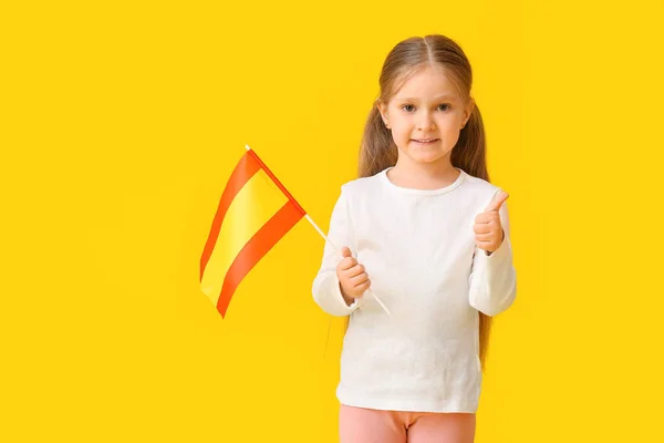 Meisje Met Vlag Van Spanje Met Duim Omhoog Kleur Achtergrond — Stockfoto