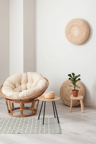 Elegante Sillón Con Mesa Cerca Pared Luz Habitación — Foto de Stock