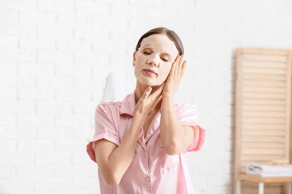 Mulher Bonita Com Folha Máscara Facial Banheiro — Fotografia de Stock