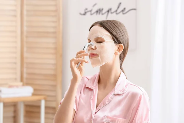 Hermosa Mujer Joven Con Mascarilla Facial Hoja Herramienta Masaje Baño — Foto de Stock