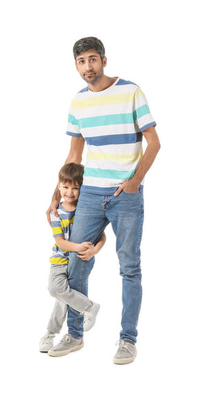Счастливый отец и его маленький сын на белом фоне