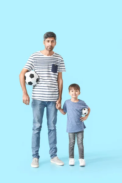 Padre Piccolo Figlio Con Palloni Calcio Sfondo Colori — Foto Stock