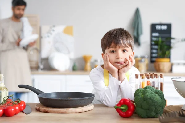 Vtipný Malý Chlapec Zdravým Jídlem Kuchyni — Stock fotografie