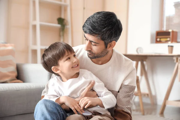 Feliz Padre Pequeño Hijo Casa — Foto de Stock