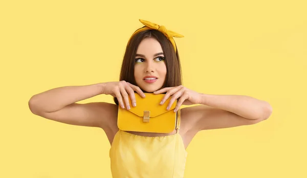 Stilvolle Junge Frau Mit Tasche Auf Gelbem Hintergrund — Stockfoto