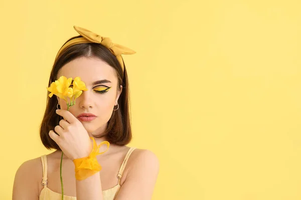 Κομψή Νεαρή Γυναίκα Λουλούδι Κίτρινο Φόντο — Φωτογραφία Αρχείου
