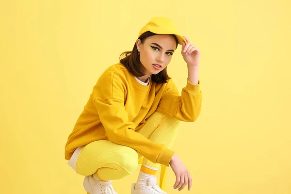 Mujer Joven Con Estilo Sobre Fondo Amarillo — Foto de Stock