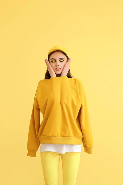 Stijlvolle Jonge Vrouw Gele Achtergrond — Stockfoto