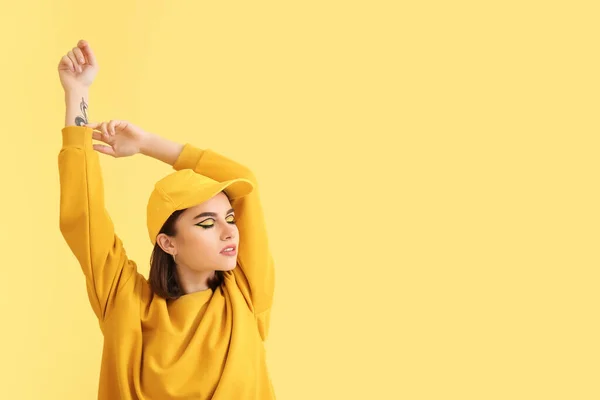 Stilvolle Junge Frau Auf Gelbem Hintergrund — Stockfoto