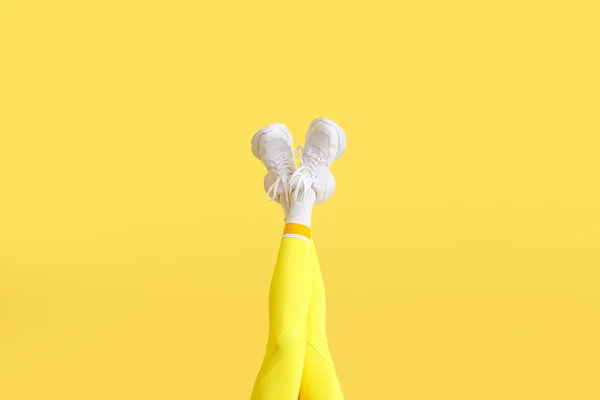 Ноги Стильної Молодої Жінки Легінсах Жовтому Тлі — стокове фото
