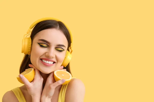 Jovem Elegante Com Fones Ouvido Limão Fundo Amarelo — Fotografia de Stock