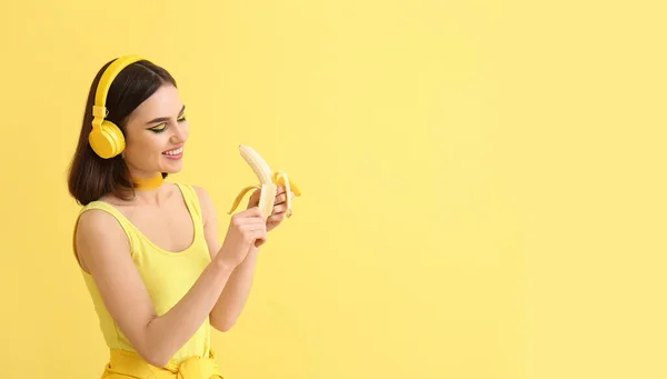 Jovem Elegante Com Fones Ouvido Banana Fundo Amarelo — Fotografia de Stock