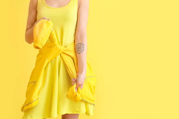 黄色の背景にスタイリッシュな若い女性 — ストック写真