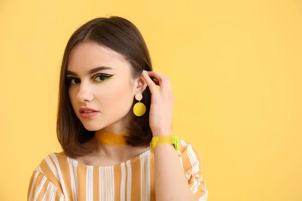 Mujer Joven Con Estilo Sobre Fondo Amarillo —  Fotos de Stock