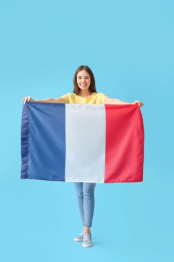 Renkli arka planda Fransa bayrağı olan güzel genç bir kadın.