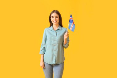 Renkli arka planda İzlanda bayrağı olan güzel genç bir kadın.