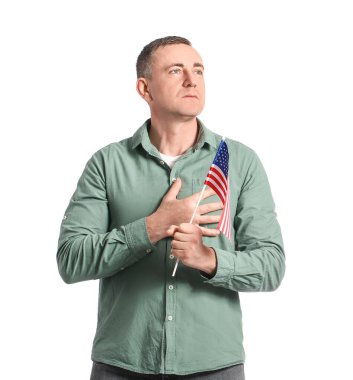 Beyaz arka planda Amerikan bayrağı olan bir adam. Anma Günü kutlaması