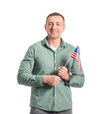 Beyaz arka planda ABD bayrağı taşıyan adam