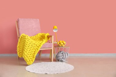 Koltuklu modern odanın içi.