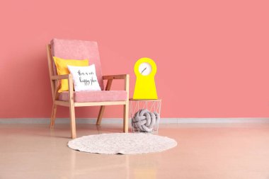 Koltuklu modern odanın içi.