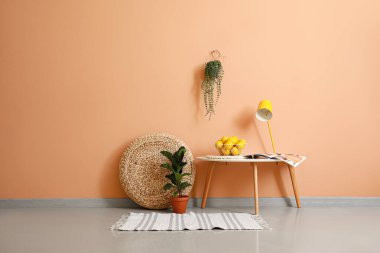 Masası ve lambası olan modern bir oda.