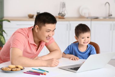 Babası ve küçük oğlu mutfaktalar.