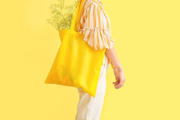 Elegante Giovane Donna Con Shopping Bag Sfondo Giallo — Foto Stock