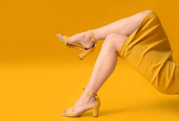 Ноги Стильной Молодой Женщины Желтом Фоне — стоковое фото
