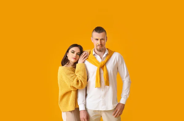 Elegante Jovem Casal Fundo Amarelo — Fotografia de Stock