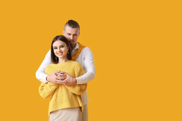 幸せな若いカップル上の黄色の背景 — ストック写真