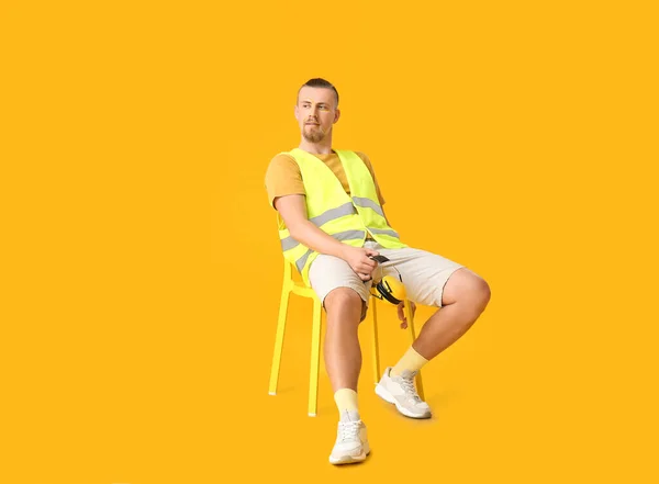 Stylový Mužský Pracovník Sedící Židli Proti Žlutému Pozadí — Stock fotografie