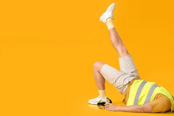 Ležící Mužský Pracovník Sluchátky Žlutém Pozadí — Stock fotografie