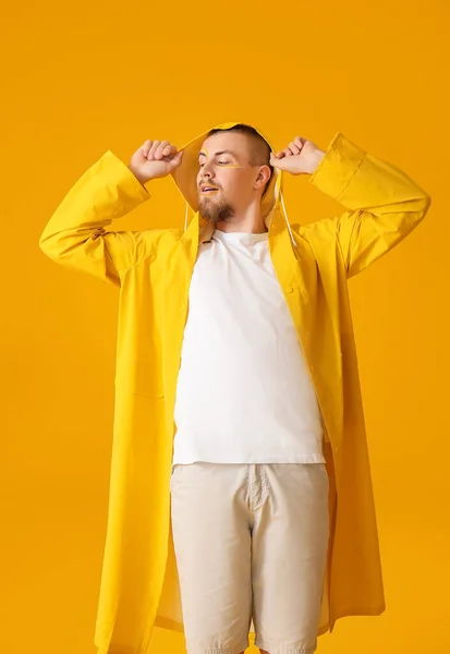 Stylový Mladý Muž Žlutém Pozadí — Stock fotografie