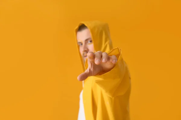 黄色の背景のスタイリッシュな若い男 — ストック写真