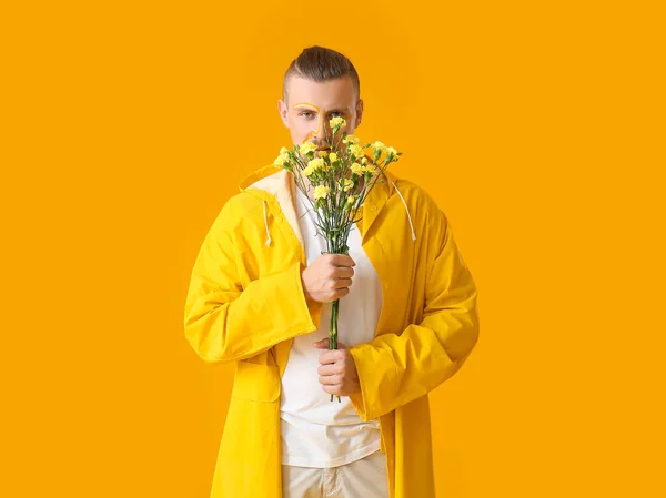 Stylowy Młody Człowiek Kwiatami Żółtym Tle — Zdjęcie stockowe
