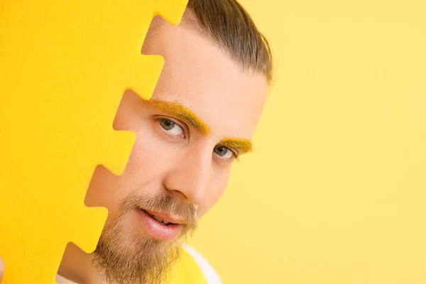 Stylový Mladý Muž Prknem Žlutém Pozadí — Stock fotografie
