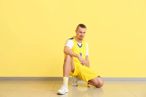 Stilvoller Junger Mann Der Nähe Der Gelben Mauer — Stockfoto