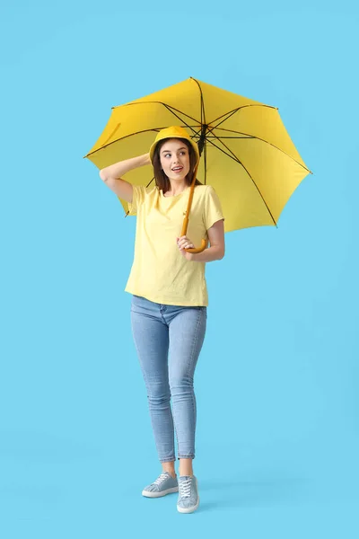 Stilvolle Junge Frau Mit Regenschirm Auf Farbigem Hintergrund — Stockfoto
