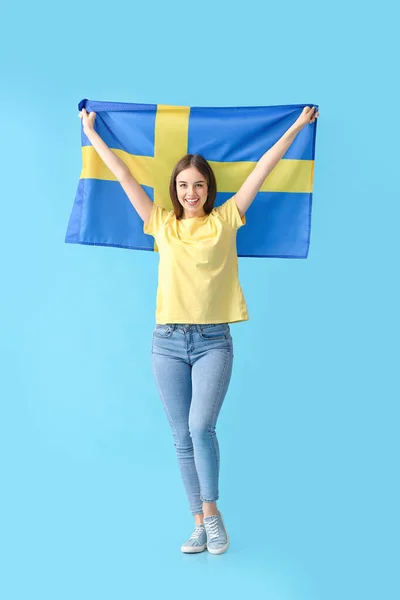 Vacker Ung Kvinna Med Flagga Sverige Färg Bakgrund — Stockfoto
